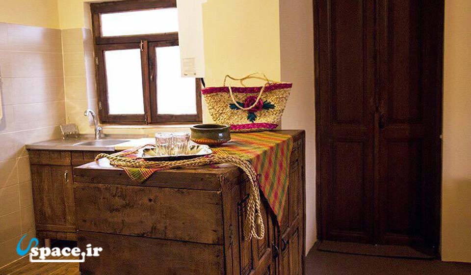نمای آشپزخانه واحد کوچک ( 1 خوابه ) اقامتگاه بوم گردی سورگل - دیلمان - قریه ی آسیابرک