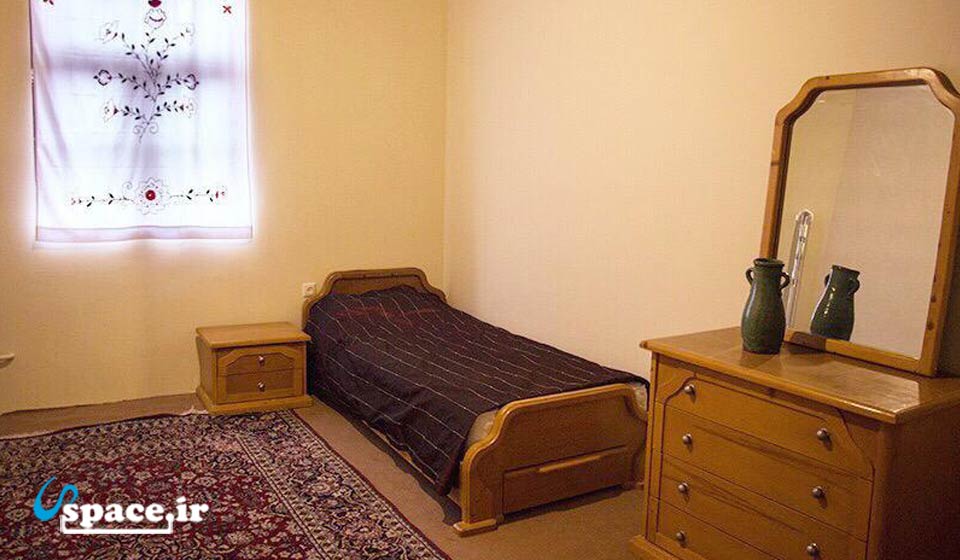 نمای داخل اتاق واحد کوچک ( 1 خوابه ) اقامتگاه بوم گردی سورگل - دیلمان - قریه ی آسیابرک